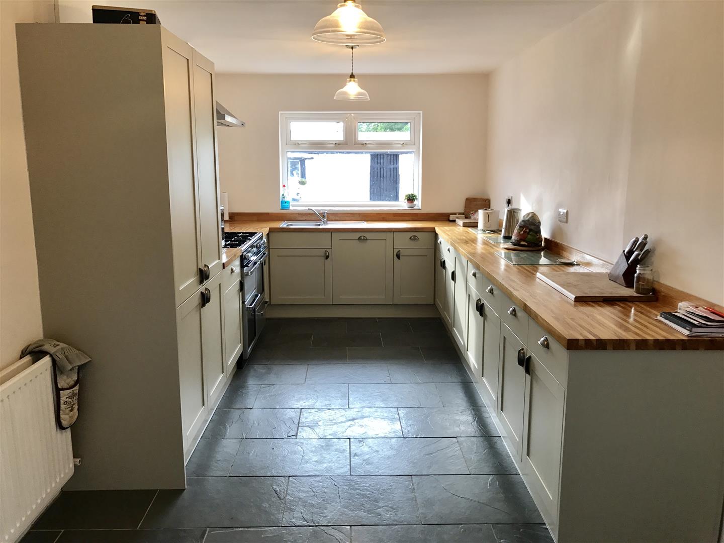 KITCHEN/LIVING ROOM